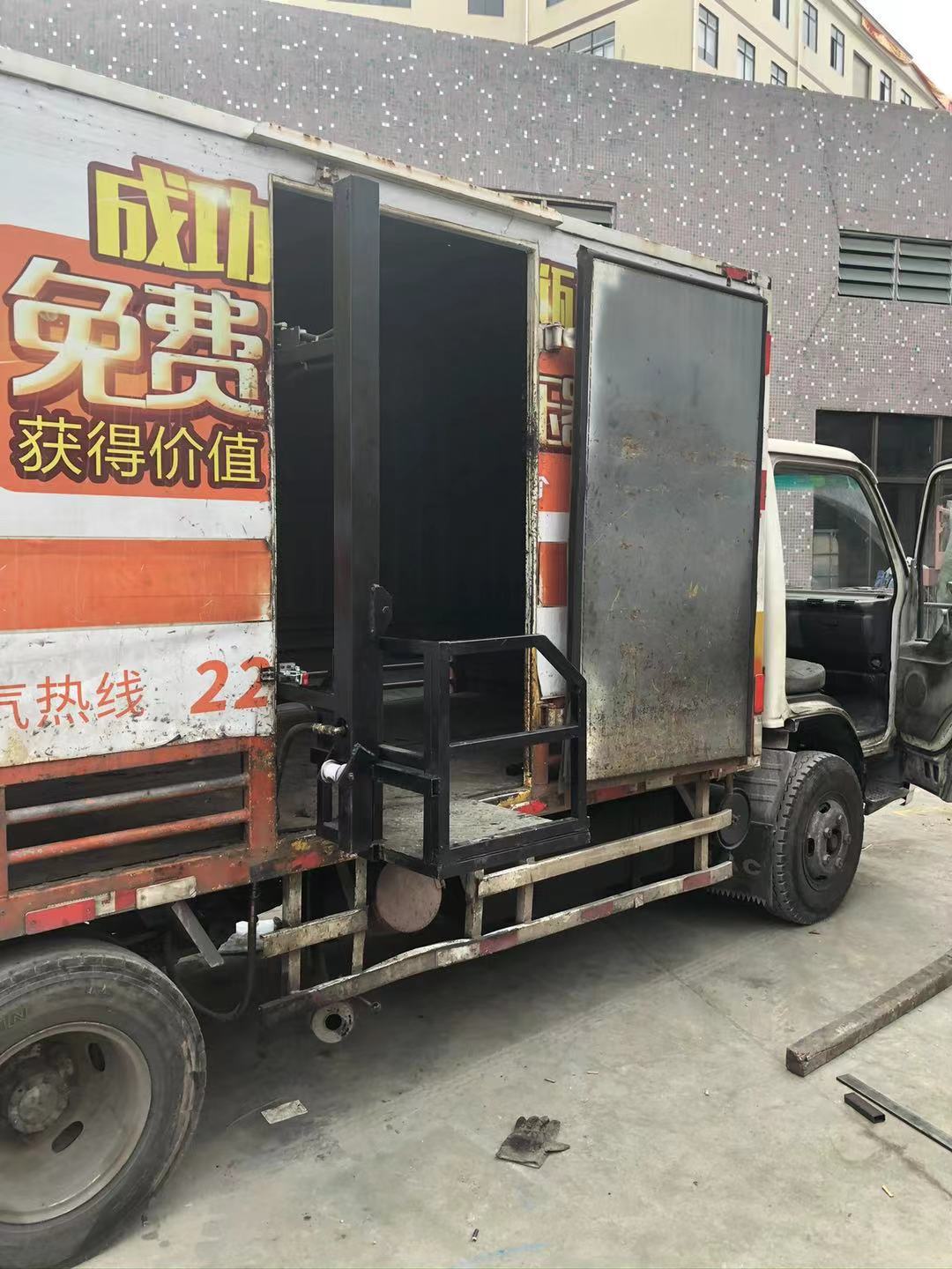 車載氣瓶起落平臺(圖1)